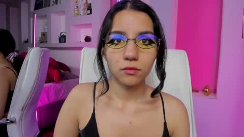 hollypeach_ online show from April 12, 5:50 pm