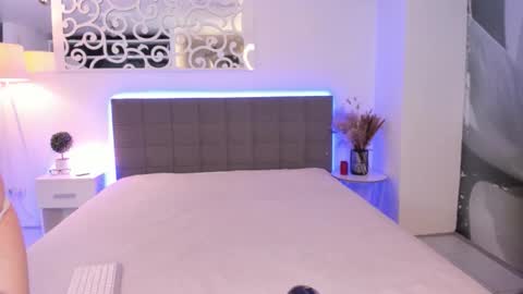 Snapshot of hollytaillor chatting on October 5, 12:24 pm HollyTaillor online show from October 5, 12:24 pm