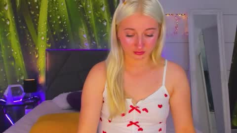 Snapshot of hollytaillor chatting on October 15, 8:15 am HollyTaillor online show from October 15, 8:15 am