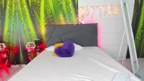 Snapshot of hollytaillor chatting on September 12, 5:31 am HollyTaillor online show from September 12, 5:31 am