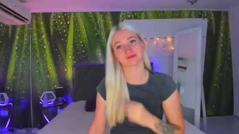 Snapshot of hollytaillor chatting on September 13, 5:32 am HollyTaillor online show from September 13, 5:32 am