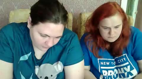 HollyXEva online show from April 6, 8:15 am