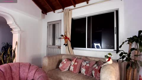 Snapshot of honey_sunshine7 chatting on January 1, 5:01 am Isabella online show from January 1, 5:01 am