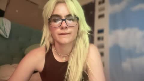 Snapshot of honeyxlimbed chatting on October 1, 6:12 am Emi Rose online show from October 1, 6:12 am