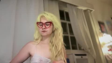 Snapshot of honeyxlimbed chatting on September 22, 6:17 am Emi Rose online show from September 22, 6:17 am