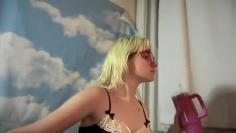 Snapshot of honeyxlimbed chatting on September 16, 7:33 am Emi Rose online show from September 16, 7:33 am