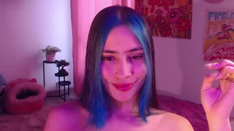 Snapshot of honeyypeaach chatting on December 6, 8:23 pm    online show from December 6, 8:23 pm