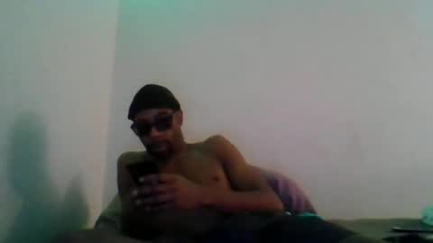 Snapshot of hoodlatelatenightshow chatting on January 7, 11:05 am blackhoodcouple online show from January 7, 11:05 am