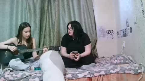 Rose and Poly online show from April 27, 2:03 pm