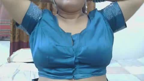 Snapshot of horneydesibabe chatting on October 9, 8:14 pm horneydesibabe online show from October 9, 8:14 pm