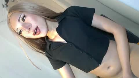 hot_little_angel18 online show from June 28, 3:24 am