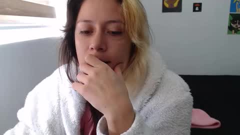 Snapshot of hot_mommymia chatting on October 21, 3:59 pm Mia online show from October 21, 3:59 pm