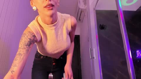 hotfallingdevil online show from March 17, 5:45 am