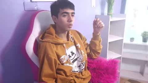 Snapshot of hottiie_guy chatting on October 21, 6:11 pm hottiie_guy online show from October 21, 6:11 pm