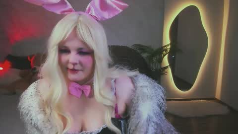 Hwasa online show from March 7, 9:48 pm