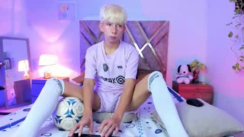 Son Hyunjin online show from March 13, 2:42 pm