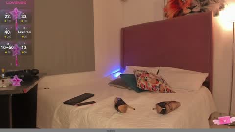 Snapshot of imacwenn_ chatting on December 2, 4:04 pm Sofia online show from December 2, 4:04 pm