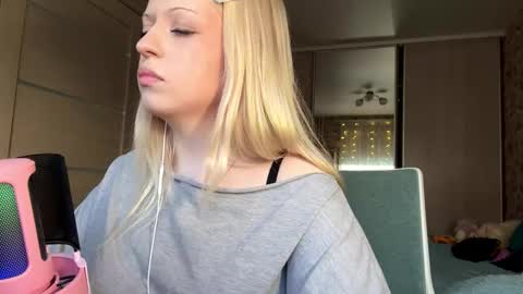 Lola online show from March 14, 1:04 pm