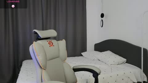 Mia online show from April 12, 3:27 pm