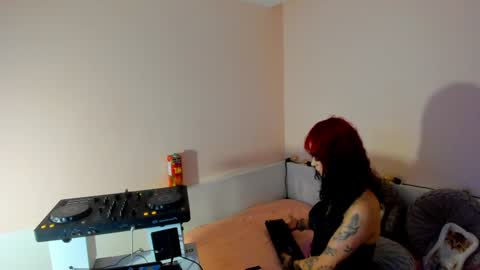 Snapshot of isabella__dark chatting on December 27, 1:32 am    online show from December 27, 1:32 am