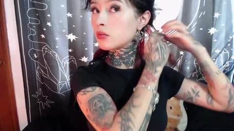 Snapshot of isabella__dark chatting on January 20, 6:32 pm    online show from January 20, 6:32 pm