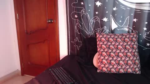 Snapshot of isabella__dark chatting on January 14, 9:41 pm    online show from January 14, 9:41 pm