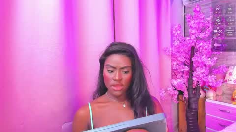 Snapshot of isabellabroms21 chatting on February 9, 11:25 pm v online show from February 9, 11:25 pm