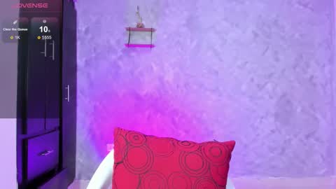 Instagram soybella01  online show from October 16, 7:35 pm