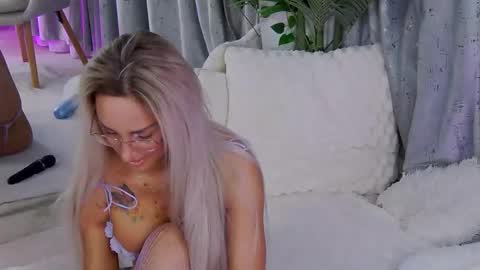 IsabelleEthan online show from March 6, 3:05 am