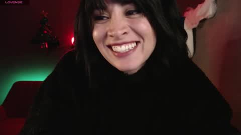 Snapshot of isis_diosa chatting on December 27, 12:45 pm Ana Maria online show from December 27, 12:45 pm