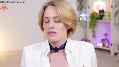 Lou  Peaches online show from July 30, 8:09 pm