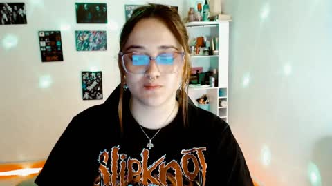 Yiz online show from December 7, 2:36 am