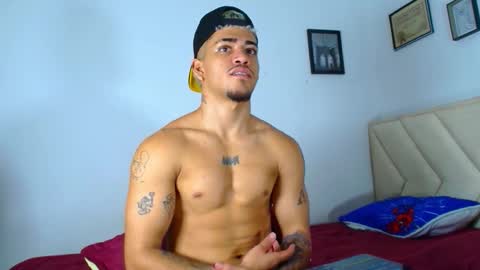 izaack online show from October 24, 5:19 am