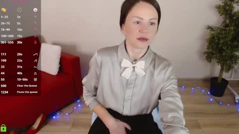 Queen of nylon  Victoria online show from March 25, 5:03 am