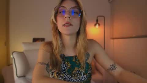 Snapshot of jacky_croft chatting on October 13, 5:20 am Linda Sofia help me get to 100 thumbs up online show from October 13, 5:20 am
