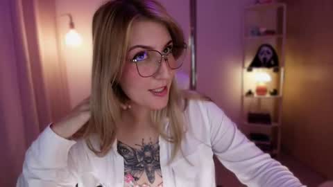 Linda Sofia help me get to 100 thumbs up online show from April 24, 1:40 am