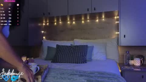 Jade online show from April 4, 9:22 pm