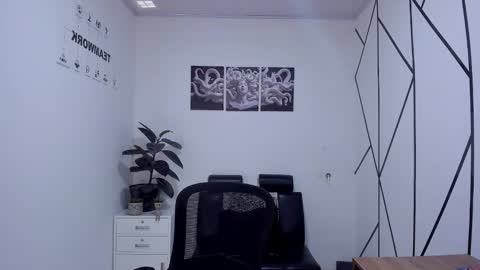 james_adamss_ online show from December 4, 12:38 pm