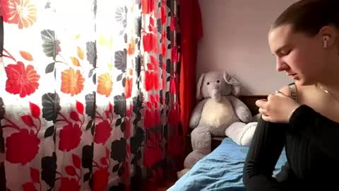 Mia online show from April 12, 1:59 pm