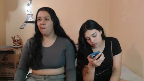 Jazmin and Scarlett online show from July 4, 7:34 am