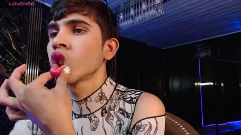 joshua_saenz_ online show from April 30, 5:23 am