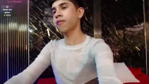 joshua_saenz_ online show from May 20, 8:37 pm