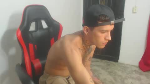 josue_linares online show from November 4, 4:47 am