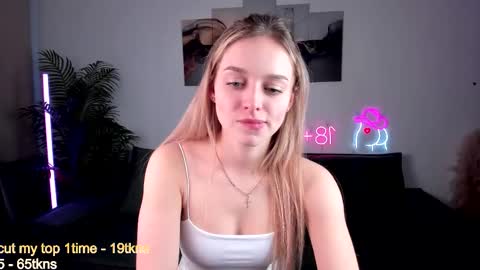 Snapshot of joyce_shinne chatting on October 3, 7:49 am Joyce online show from October 3, 7:49 am