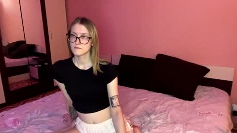 julia_charm online show from May 2, 4:13 pm