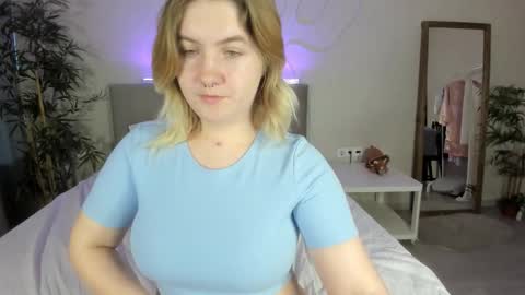 Snapshot of julia_jips chatting on September 19, 8:18 am Julia Jips online show from September 19, 8:18 am