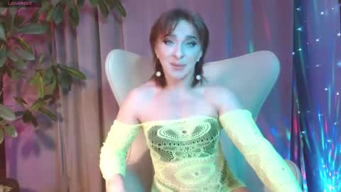 Snapshot of julia_renard chatting on October 26, 11:11 am Julia online show from October 26, 11:11 am