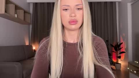 Julia R Le online show from October 1, 10:52 pm