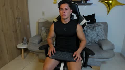 julian_wallace online show from January 7, 9:53 pm