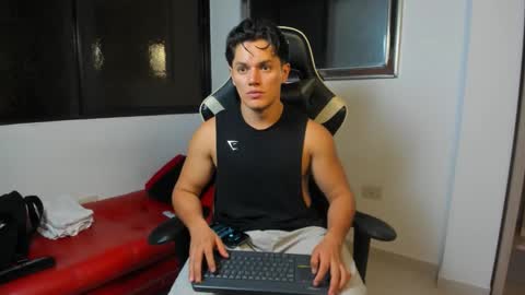 julian_wallace online show from February 25, 1:20 am